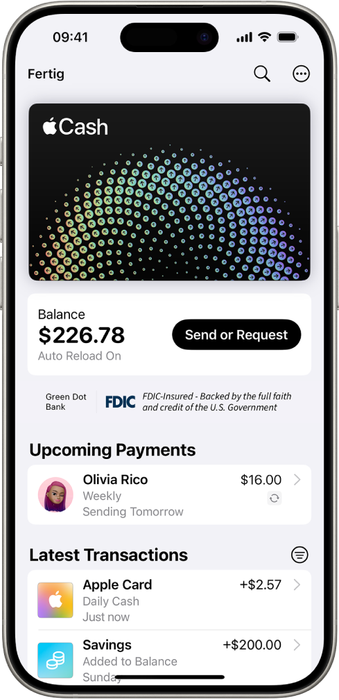 Die Apple Cash-Karte in der App „Wallet“ mit der Taste „Mehr“ oben rechts, dem aktuellen Kontostand, den Tasten „Bezahlen“ oder „Anfordern“ in der Mitte und den neuesten Transaktionen unten.