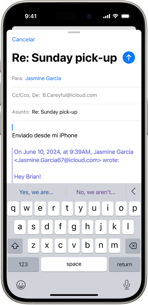 iPhone con un correo electrónico al que se está respondiendo. Las respuestas sugeridas aparecen en la parte superior del teclado.