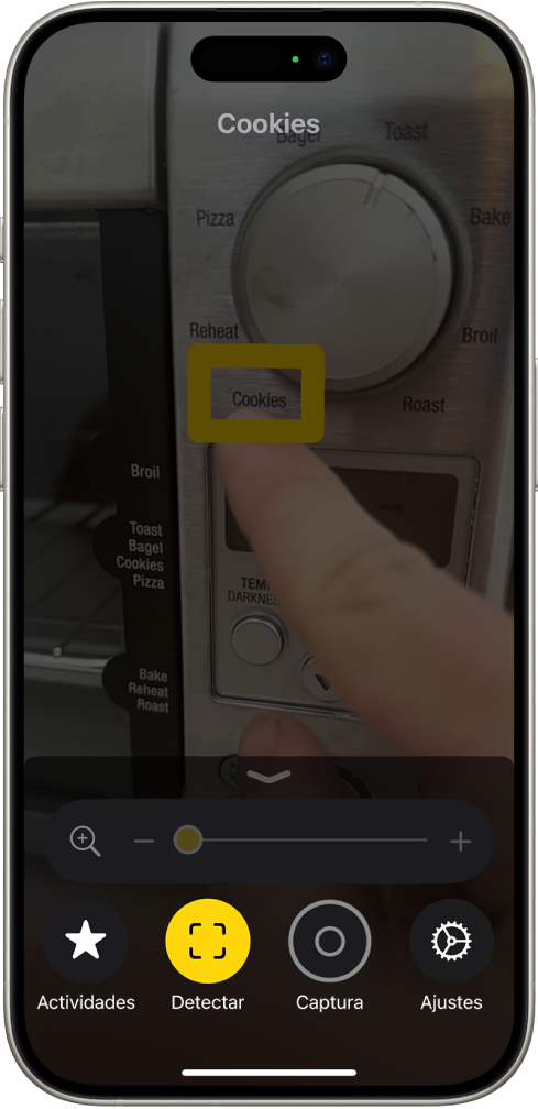 La app Lupa detectando un dedo que apunta a un texto que se muestra en un electrodoméstico de cocina.