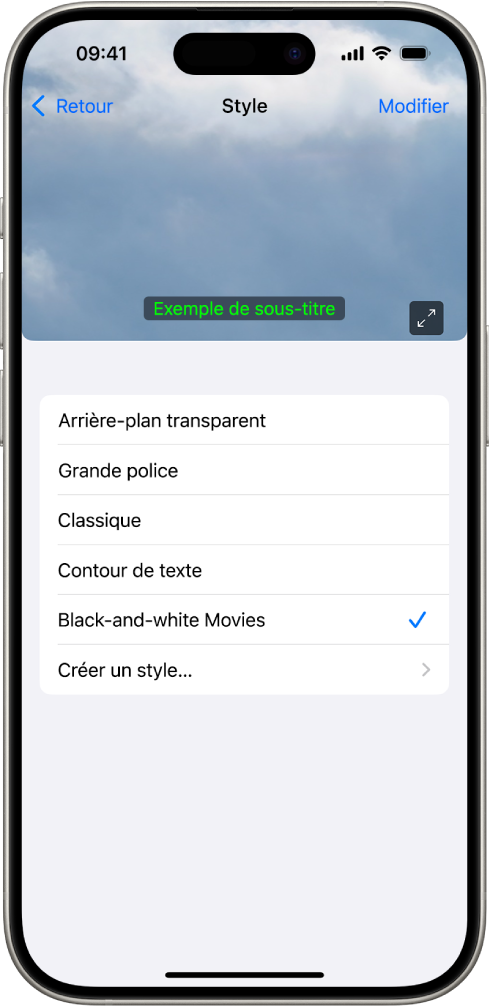Un iPhone avec un exemple de sous-titres dont le style est personnalisé.