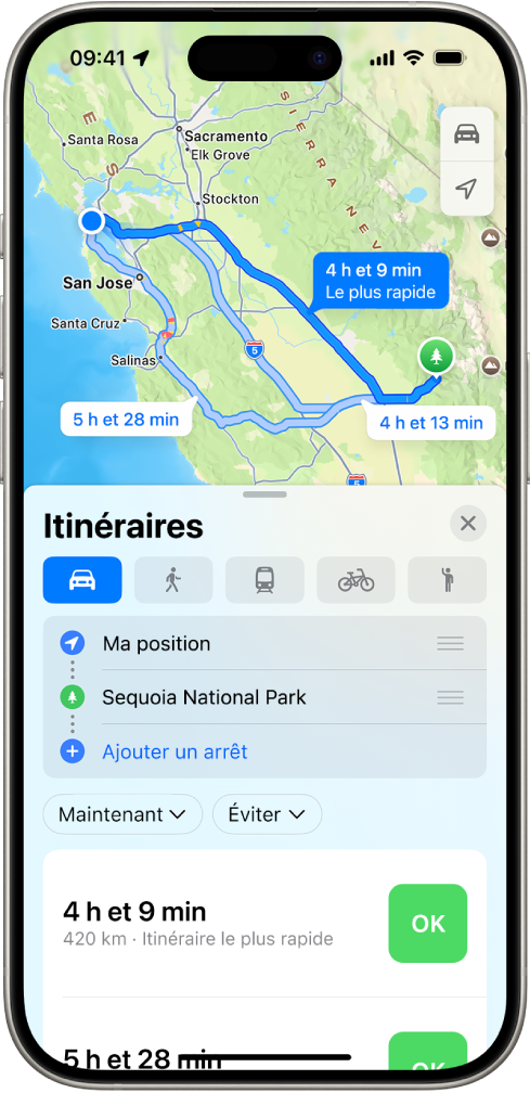 Un iPhone affichant un plan avec plusieurs options d’itinéraires en voiture vers la même destination. Chaque itinéraire affiche le temps de trajet estimé et la distance à parcourir, ainsi qu’un bouton Aller permettant de démarrer l’itinéraire guidé. Un code couleur reflétant les conditions de circulation est également appliqué à chaque itinéraire.