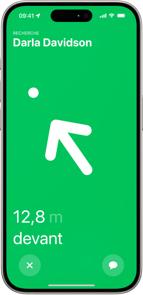 Le nom d’une personne localisée à l’aide de la fonctionnalité « Localisation précise des personnes » se trouve en haut à gauche et une flèche pointe dans sa direction avec une estimation de la distance qui la sépare de l’utilisateur. En bas de l’écran se trouvent des boutons permettant de fermer « Localisation précise des personnes » et d’envoyer un message à la personne.