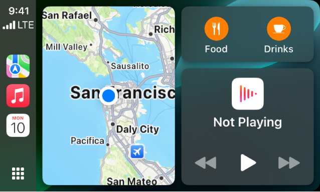 A CarPlay Dashboardja megjeleníti a Térképeket, a Zenét és az Üzeneteket az oldalsávon. Jobb oldalon az Apple Park térképe, egy navigációs ablak és az éppen lejátszott elemek alatt ablaka látható.