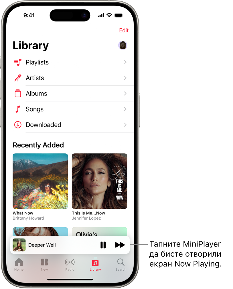 Екран Library на чијем је дну приказан MiniPlayer. MiniPlayer приказује наслов песме која се репродукује. Десно од наслова песме су дугмад Pause и Next Track. Тапните на MiniPlayer да бисте отворили екран Now Playing.