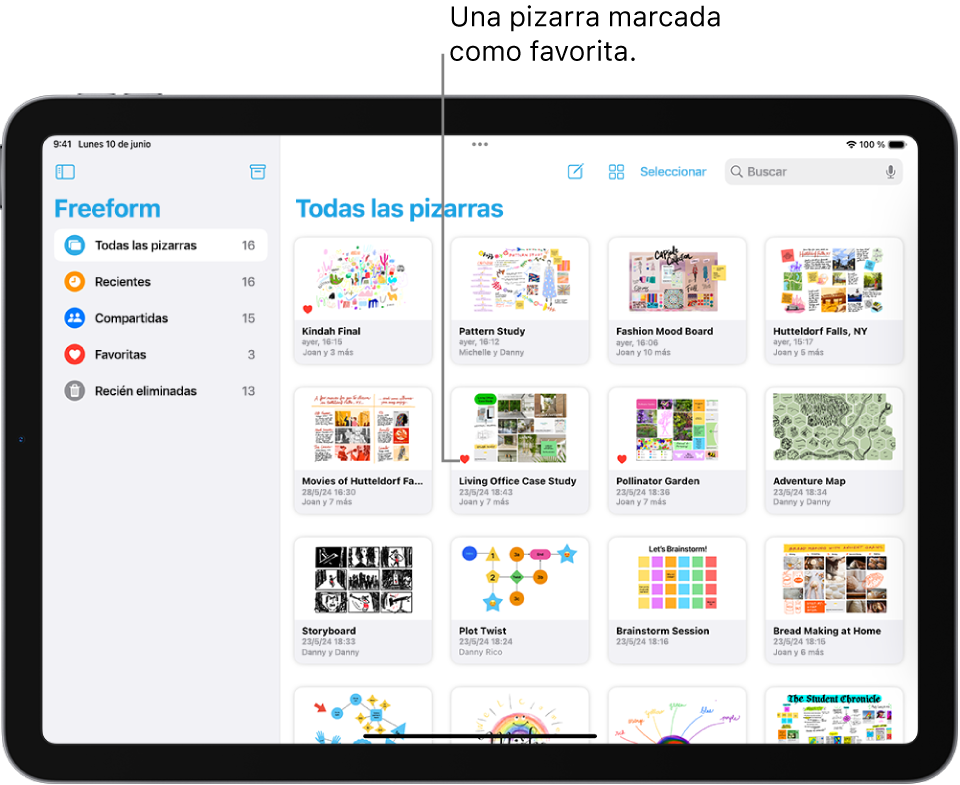 La app Freeform está abierta en el iPad. La opción “Todas las pizarras” está seleccionada en la barra lateral y aparecen imágenes en miniatura de pizarras a la derecha.