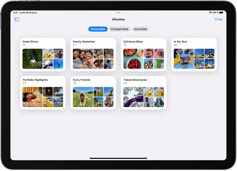 La app Fotos está abierta en Álbumes. La opción Personal está seleccionada. El resto de la pantalla del iPad muestra miniaturas de álbumes en una cuadrícula.