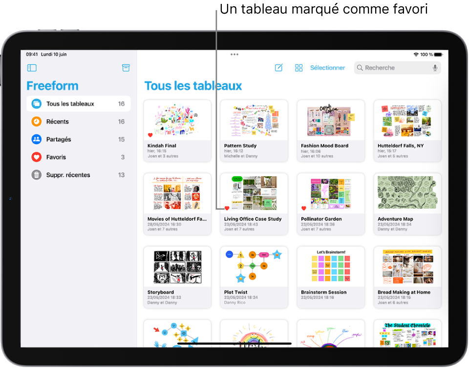 L’app Freeform est ouverte sur un iPad. L’option Tous les tableaux est sélectionnée dans la barre latérale et des vignettes de tableaux apparaissent à droite.