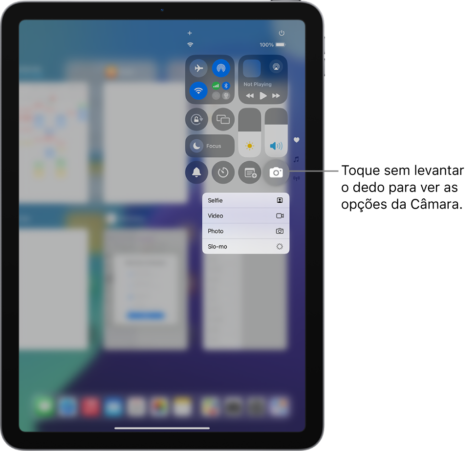 Um ecrã mostra opções da Câmara adicionais, que estão disponíveis na central de controlo ao tocar e manter o dedo no controlo de Câmara. As opções são “Selfie”, “Vídeo”, “Fotografia” e “Câmara lenta”.