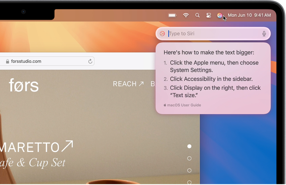 A parte direita da secretária do Mac a mostrar o ícone de Siri na barra de menus e o campo “Digitar para interagir com Siri” com passos fornecidos por Siri sobre como aumentar o tamanho do texto.