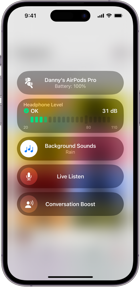 Control Center ekrāns Hearing Devices. No augšas uz leju tas ietver austiņu skaļuma līmeni decibelos, Headphone Accommodations, Background Sounds, Live Listen un Conversation Boost.