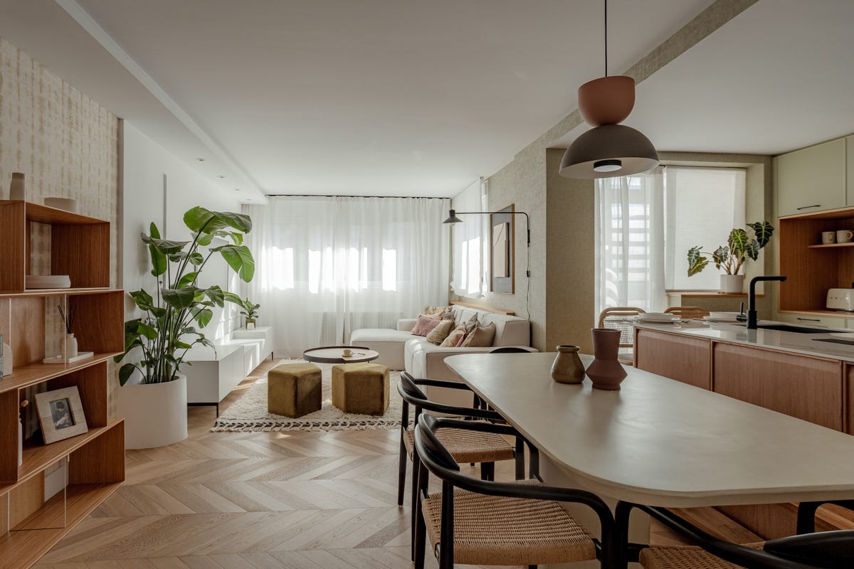 una campana integrada en la cocina fue la clave para abrir los espacios en esta bonita casa de barakaldo