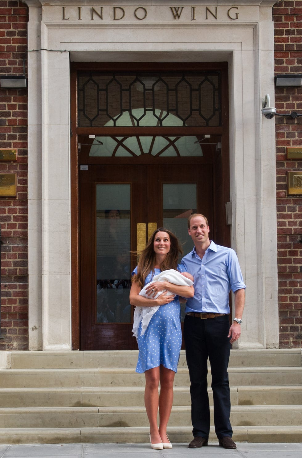 the duke and duchess of cambridge leave the lindo wing with their newborn son