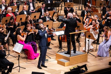 manfred honeck conductst the new york philharmonic opening 2024 25 season with josh groban at david geffen hall, 9242024 photo by chris lee