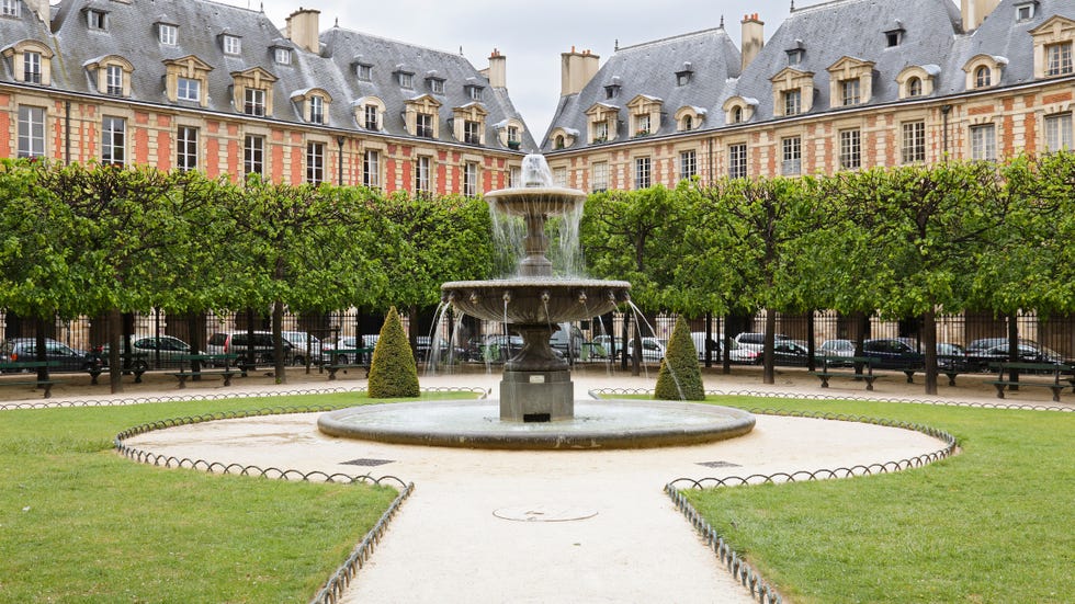 fountain and grounds of the place des vosges