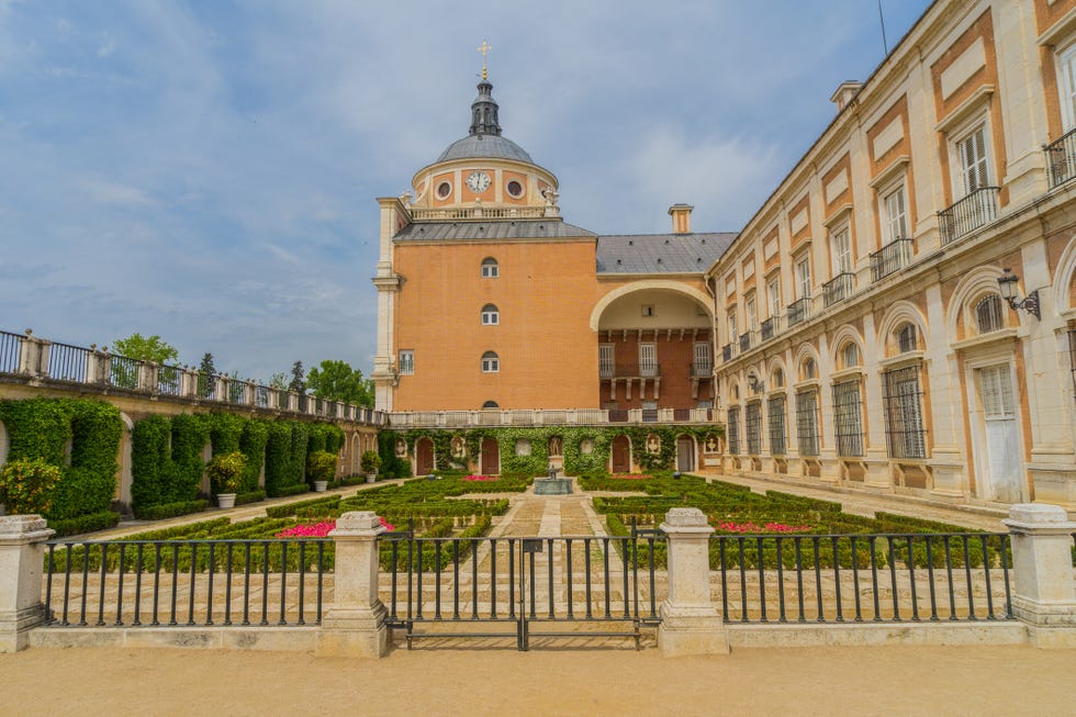 garden of statues royal palace of aranjuez