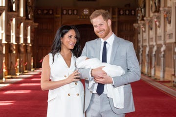 windsor, england may 08 prince harry, duke of sussex and meghan, duchess of sussex, pose with their newborn son archie harrison mountbatten windsor during a photocall in st georges hall at windsor castle on may 8, 2019 in windsor, england the duchess of sussex gave birth at 0526 on monday 06 may, 2019 photo by dominic lipinski wpa poolgetty images