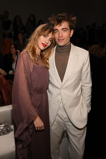 giza, egypt december 03 suki waterhouse and robert pattinson attend the dior fall 2023 menswear show on december 03, 2022 in giza, egypt photo by stephane cardinale corbiscorbis via getty images