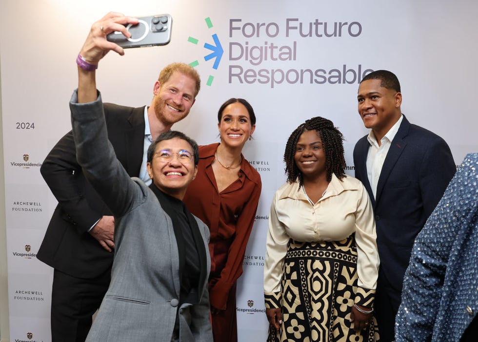 bogota, colombia august 15 prince harry, duke of sussex, maria ressa, meghan, duchess of sussex, colombia vice president francia márquez and yerney pinillo are seen at a summit on responsible digital future during the duke and duchess of sussexs colombia visit on august 15, 2024 in bogota, colombia photo by eric charbonneauarchewell foundation via getty images