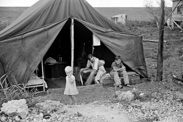 migrant worker with his children living in a tent during the american great depression photo by universal history archiveuniversal images group via getty images