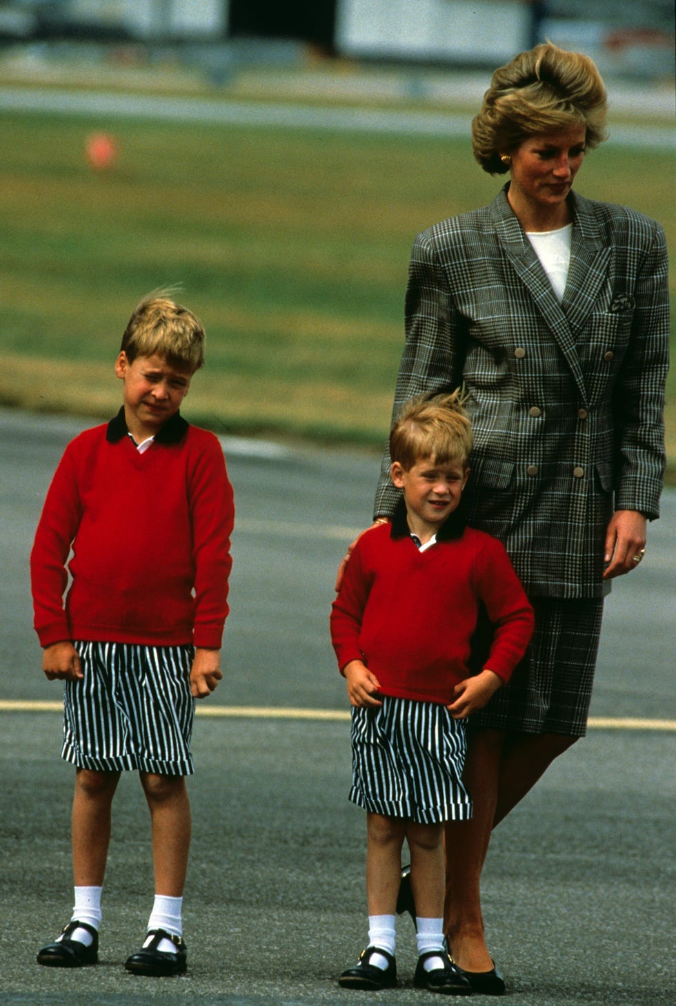 Uniform, Fun, Grass, Outerwear, Pattern, Child, Competition event, Style, Sport venue, Tartan, 