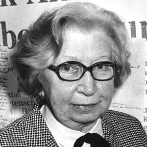 epa01986514 (FILES) A file photo dated 3 June 1986 of Miep Gies  holding the original Diary of Anne Frank.  Giess, the office secretary who defied the Nazi occupiers to hide Anne Frank and her family for two years and saved the teenager's diary, died 11 January 2010, aged 100.  EPA/STF