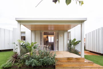 porche de un bungalo con comedor, escalones y plantas