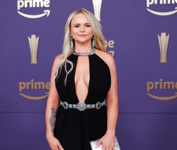 miranda lambert poses in black dress at country music awards