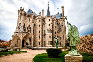 palacio de astorga, en castilla león, obra de antoni gaudí con estilo neogótico