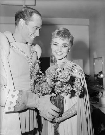 mel ferrer giving audrey hepburn flowers