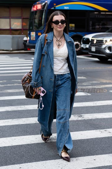 vrouw met denim look en puntschoenen