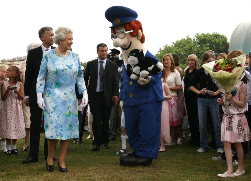 queen elizabeth ii hosts children's party at the palace