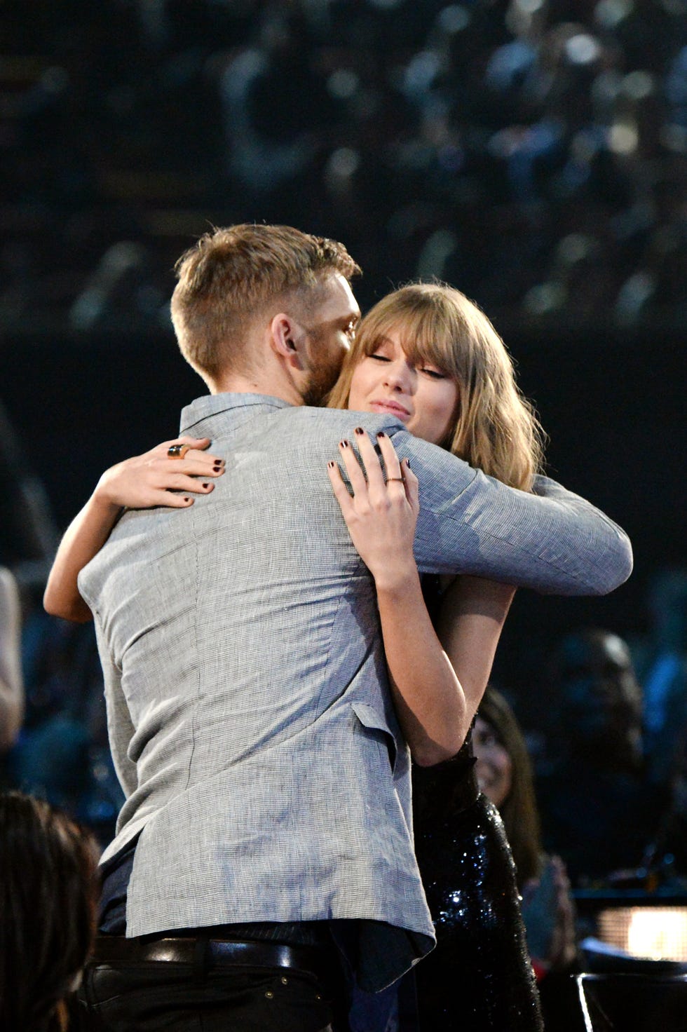 taylor swift and calvin harris hug at iheartradio music awards show