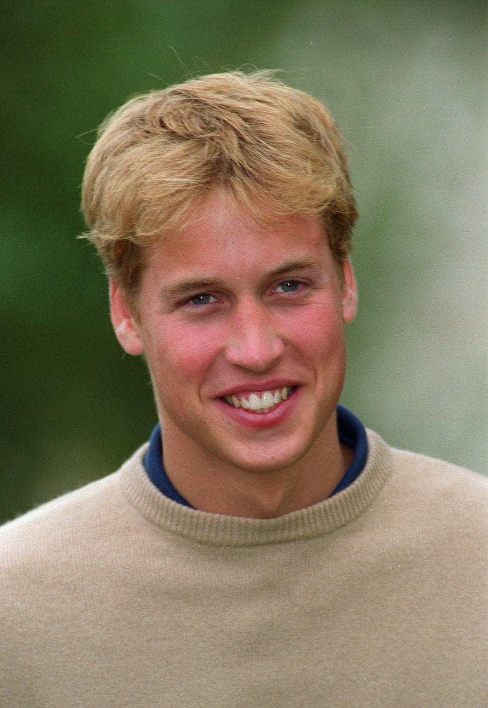 Hair, Face, Facial expression, Chin, Forehead, Hairstyle, Blond, Human, Smile, Neck, 