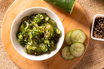 sunomono japanese cucumber salad with sesame seeds