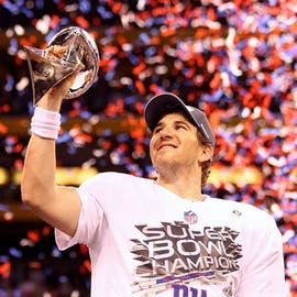 eli manning holding lombardi trophy