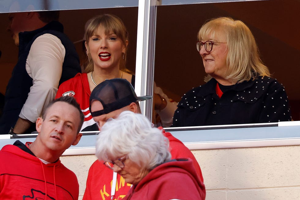 taylor swift an donna kelce at the denver broncos v kansas city chiefs game