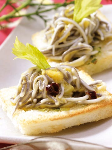 tostas con revuelto de gulas