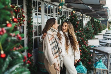 twee vriendinnen tijdens kerst