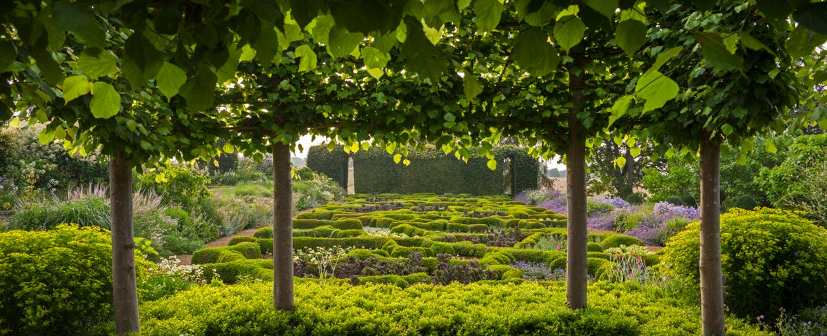 the gardens at broughton grange, oxfordshire designer tom stuart smith