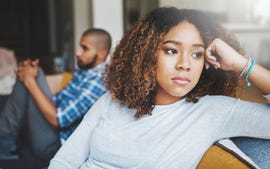 vrouw en man op de bank hebben ruzie