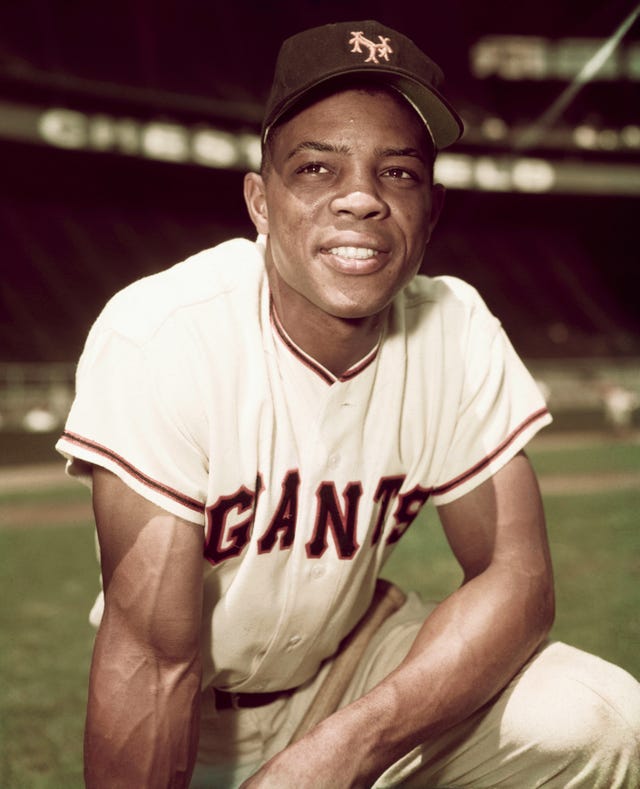 willie mays kneeling on ground