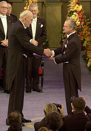 Jack Kilby receiving his Nobel Prize from the King Carl XVI Gustaf of Sweden at the Stockholm Concert Hall, 10 December 2000 (© The Nobel Foundation)