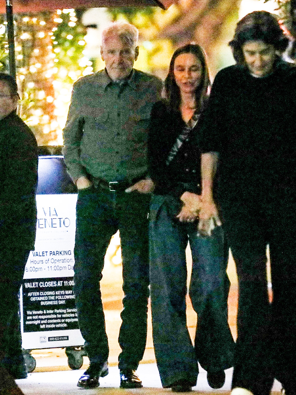 Santa Monica, CA  - *EXCLUSIVE*  - Harrison Ford and his wife Calista Flockhart say their goodbyes after meeting up with friends for an Italian dinner at celebrity hotspot, Via Veneto restaurant in Santa Monica.

Pictured: Harrison Ford, Calista Flockhart

BACKGRID USA 11 JUNE 2023 

USA: +1 310 798 9111 / usasales@backgrid.com

UK: +44 208 344 2007 / uksales@backgrid.com

*UK Clients - Pictures Containing Children
Please Pixelate Face Prior To Publication*