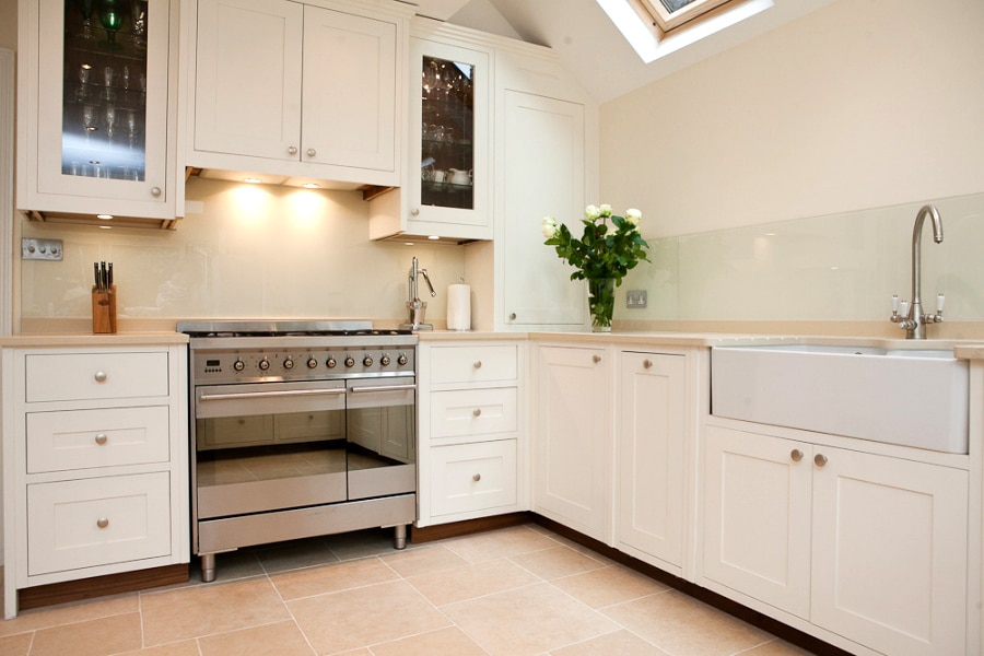 Clear-Glass-Backsplash-Maple-and-Gray