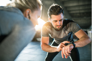 Corredores programando um smartwatch.