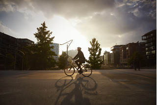 homem andando em bicicleta