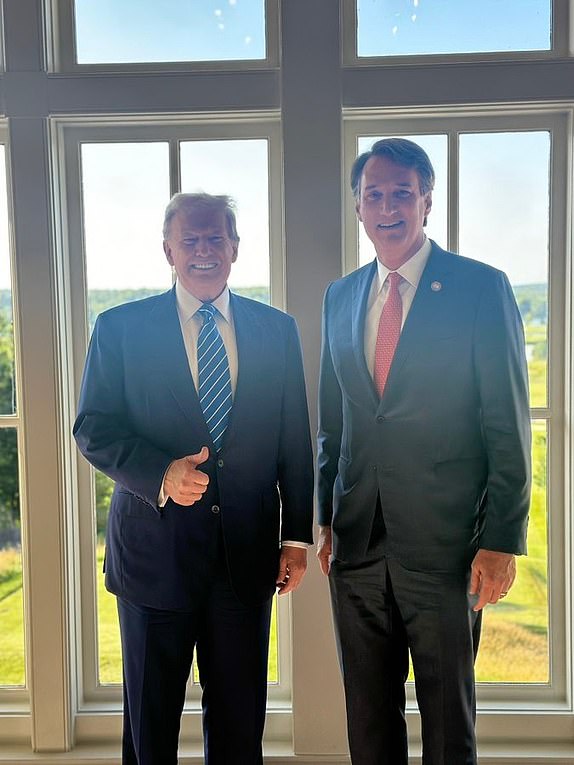 JUST IN: This new picture shows @realDonaldTrump meeting with @GovernorVA for the first time. @HenryGraff confirming this photo is courtesy of the Trump campaign.