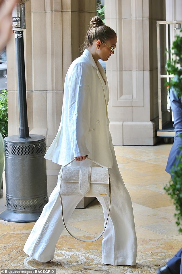 Lopez strode inside the hotel carrying a chic purse