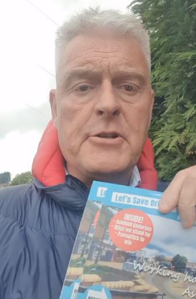 Lee Anderson show off leaflets in a somewhat bland delivery