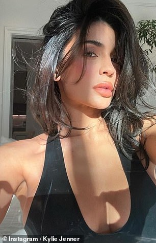 An example of Kylie's signature selfie pose